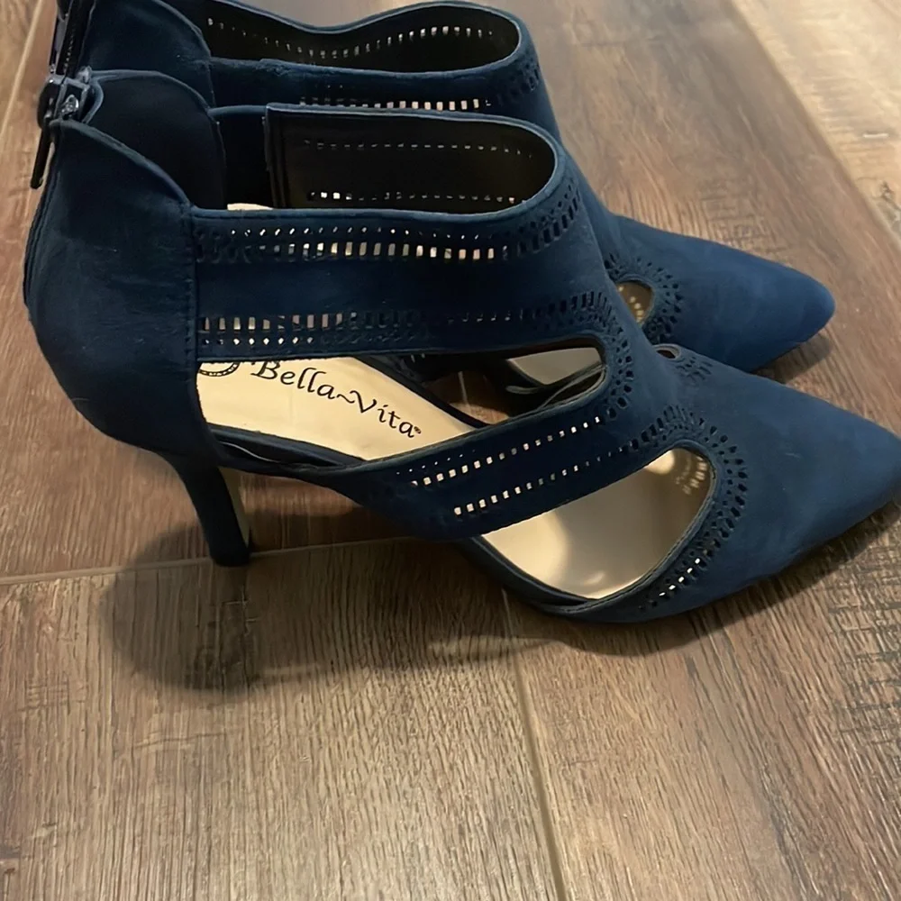 Bella Vita Hope‎ navy blue suede heels size  6.5WW cutouts